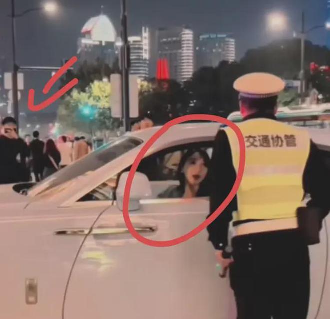 很普通穿着运动鞋身高根本没有170cm千亿球友会首页有网友外滩偶遇叶珂！本人