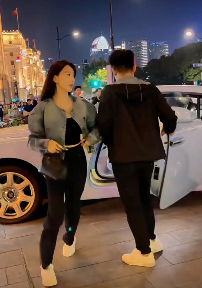 很普通穿着运动鞋身高根本没有170cm千亿球友会首页有网友外滩偶遇叶珂！本人(图2)