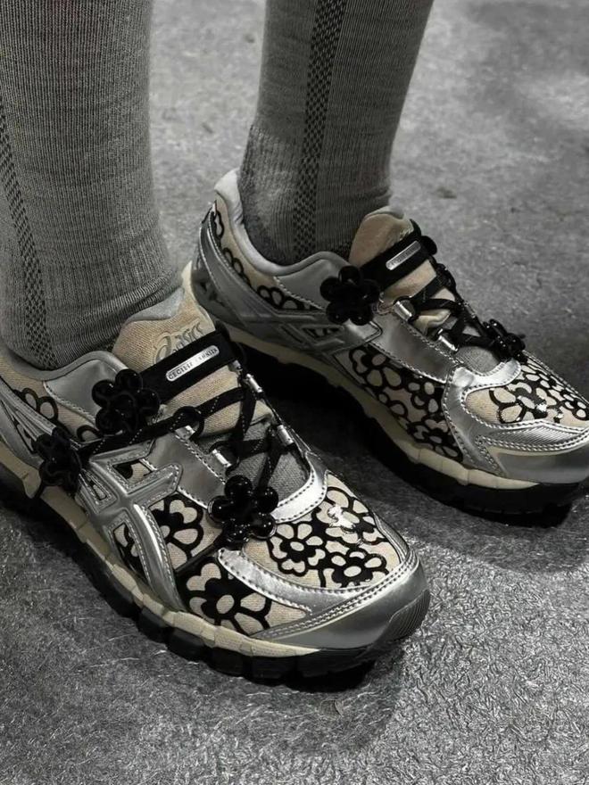 4双sneakers值得一冲！当「液态银」成春夏潮人招牌色这(图7)