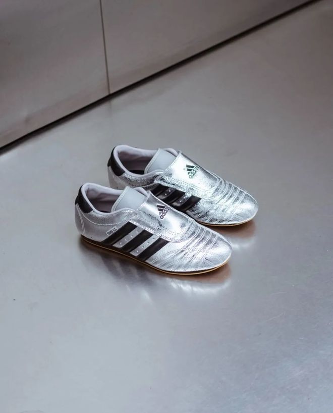 4双sneakers值得一冲！当「液态银」成春夏潮人招牌色这(图2)