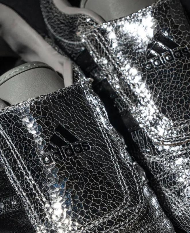 4双sneakers值得一冲！当「液态银」成春夏潮人招牌色这(图18)