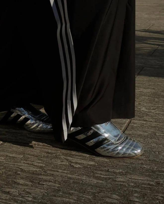 4双sneakers值得一冲！当「液态银」成春夏潮人招牌色这(图15)