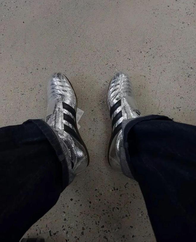 4双sneakers值得一冲！当「液态银」成春夏潮人招牌色这(图22)