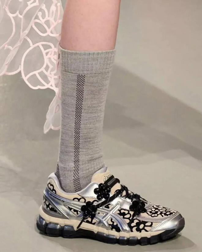 4双sneakers值得一冲！当「液态银」成春夏潮人招牌色这(图25)