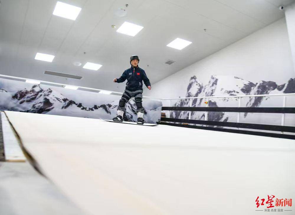 动场馆迎“晚高峰”客流增长近三成室外10℃室内火热！成都室内运(图2)