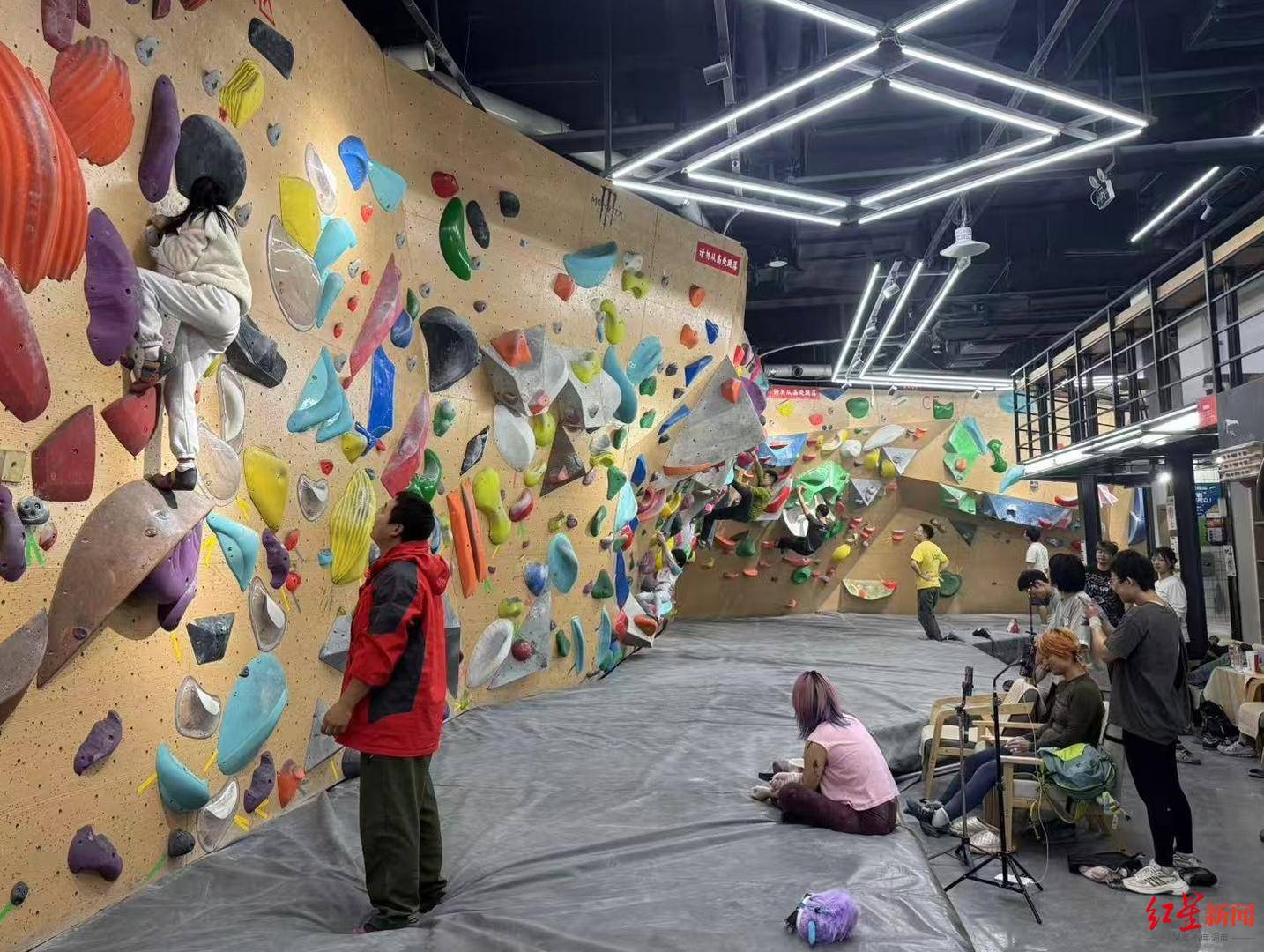 动场馆迎“晚高峰”客流增长近三成室外10℃室内火热！成都室内运(图3)