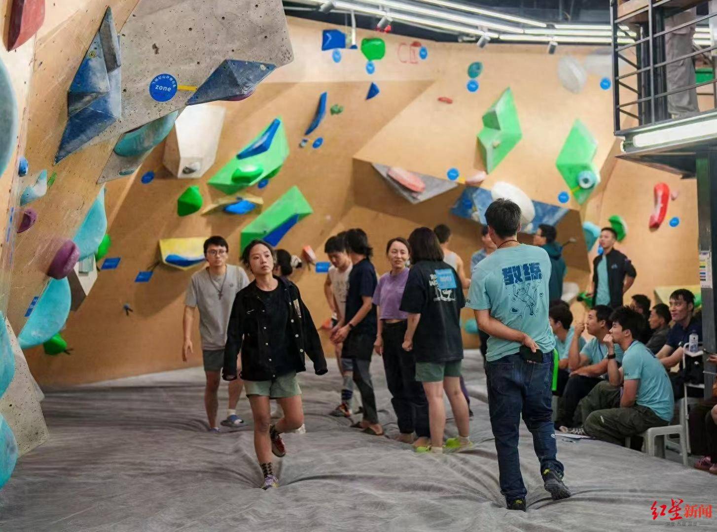 动场馆迎“晚高峰”客流增长近三成室外10℃室内火热！成都室内运(图4)