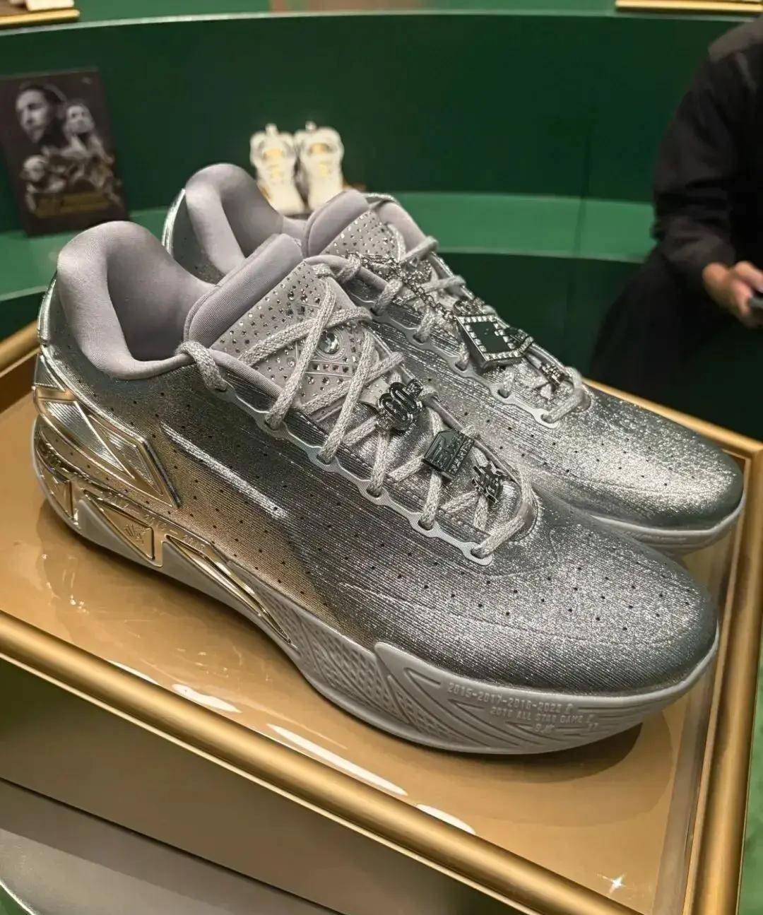 库里已经穿上克莱安踏终身合同的特别配色球鞋(图2)