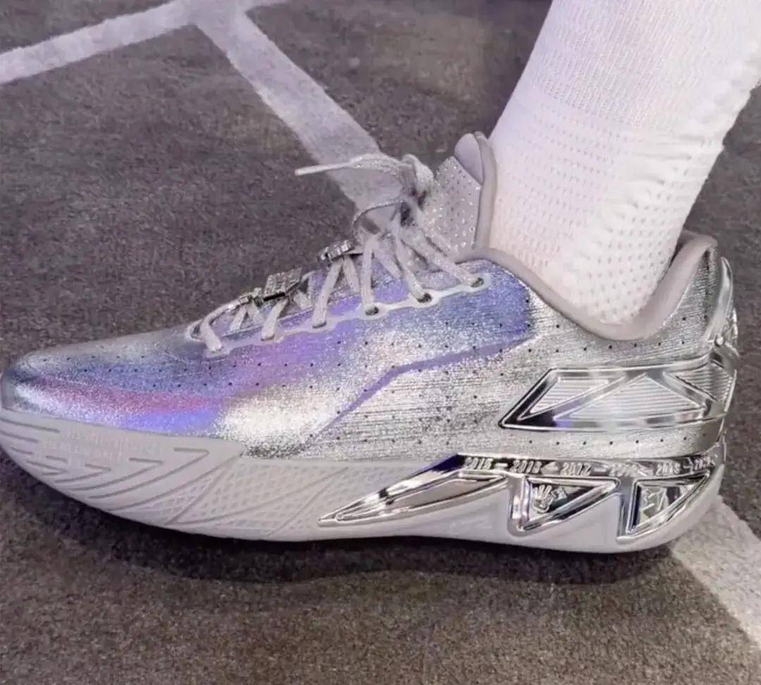 库里已经穿上克莱安踏终身合同的特别配色球鞋(图6) 库里已经穿上克莱安踏终身合同的特别配色球鞋(图6)